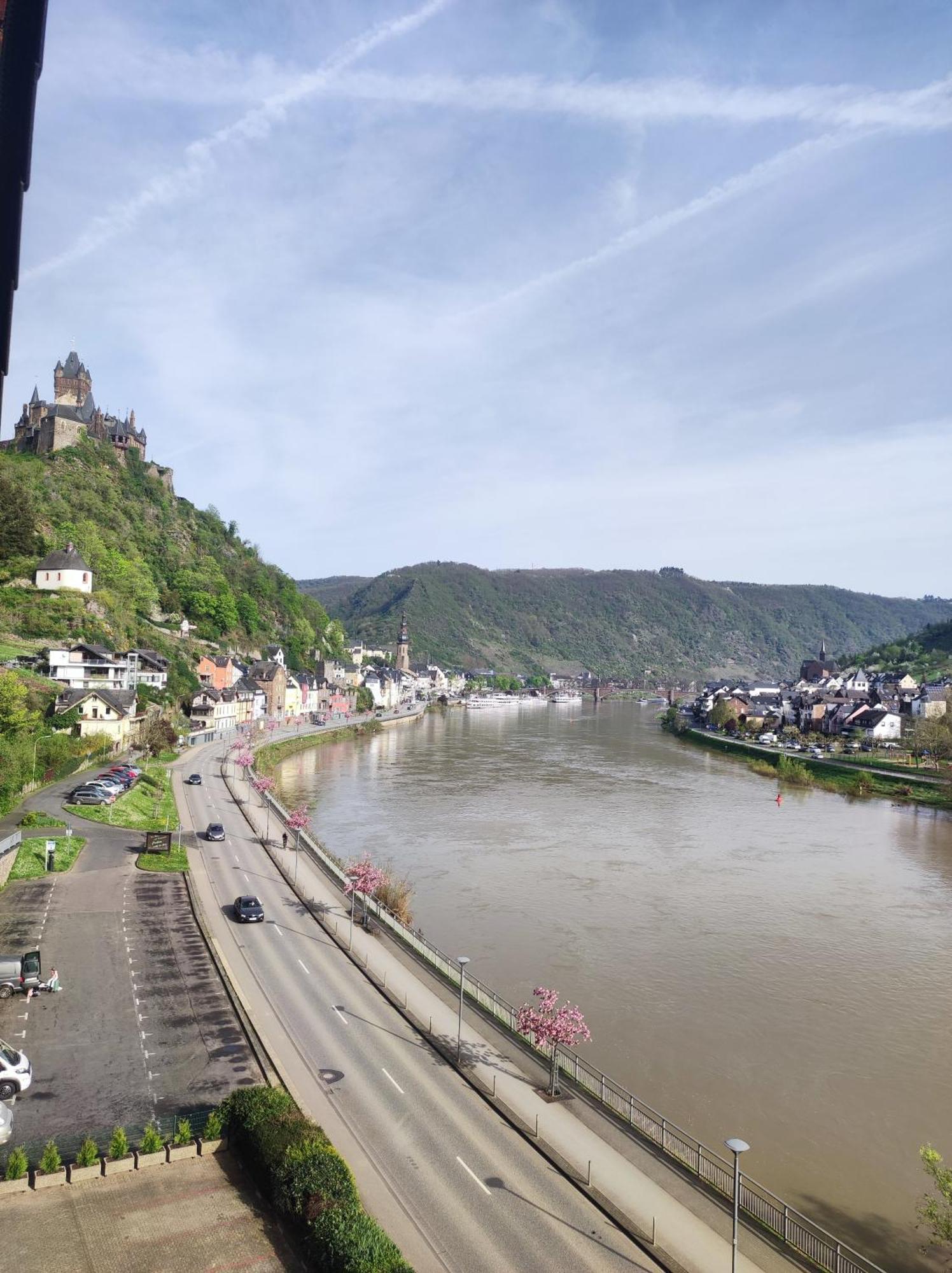 Panorama Oase Ferienwohnung Mit Blick Auf Mosel Und Reichsburg Cochem Luaran gambar